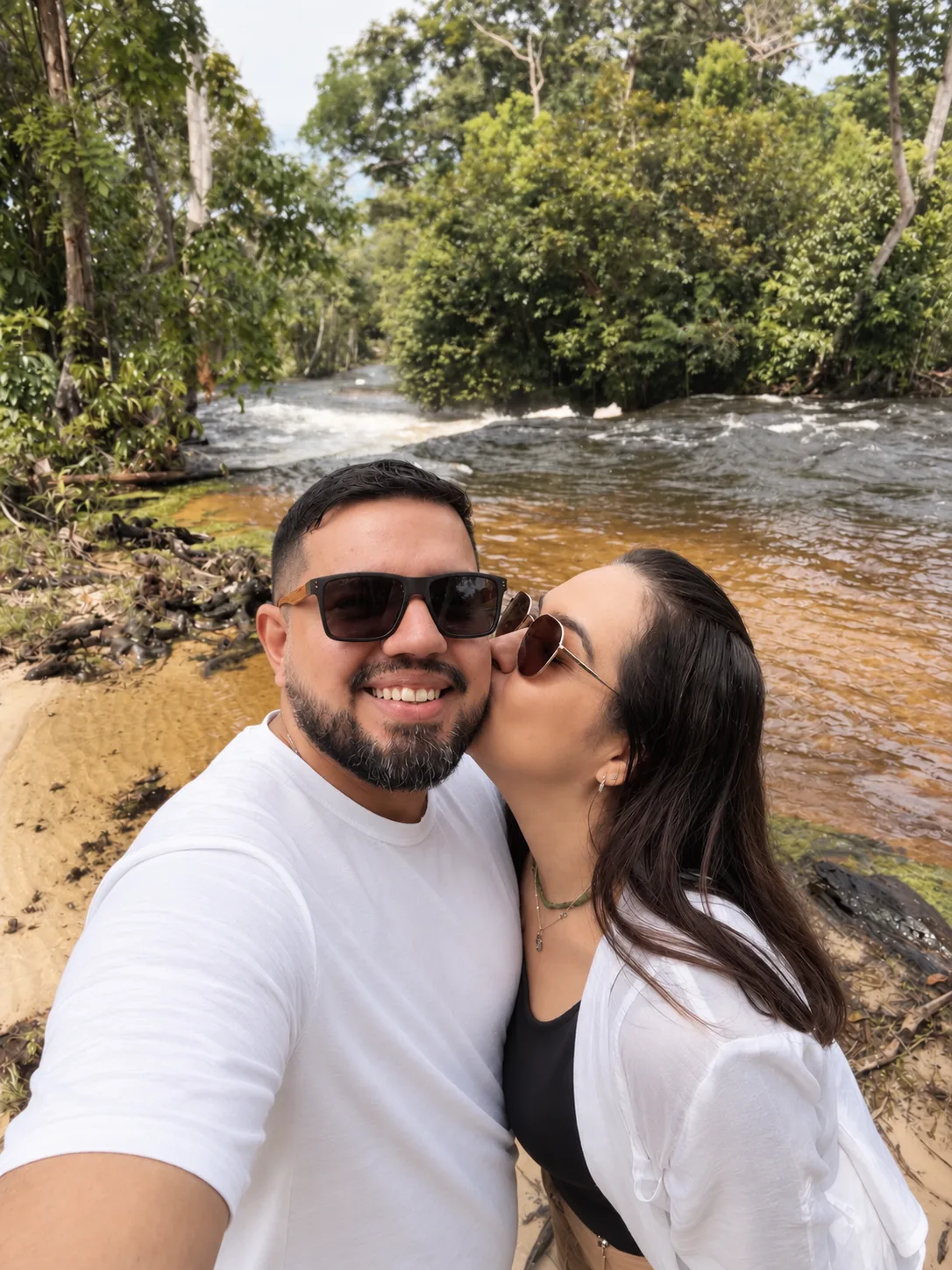 Beijo à beira do rio